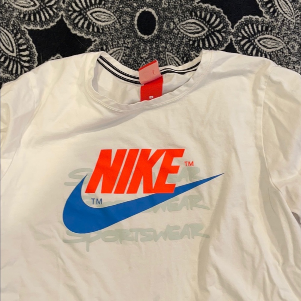 neon nike sportswear cropped tee